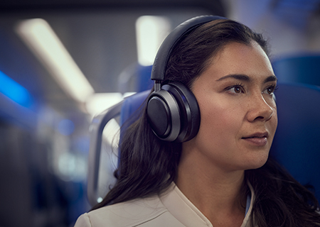 Ženska uživa v tehnologiji Noise Canceling Pro+ s slu&scaron;alkami Philips L4